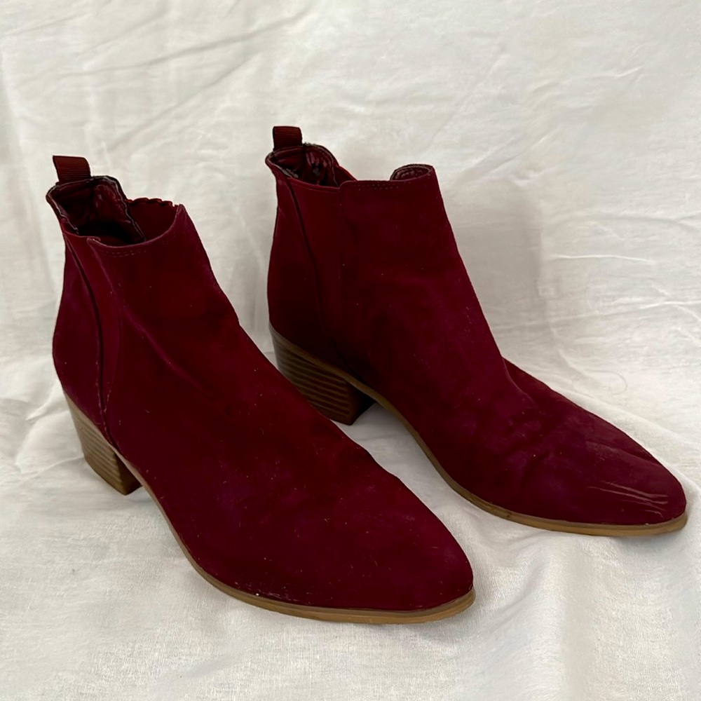 Brand: Wet Seal 
Style: pointed toe heel ankle boots 
Size: 6